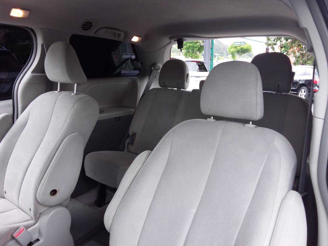 Toyota Sienna Base 2011