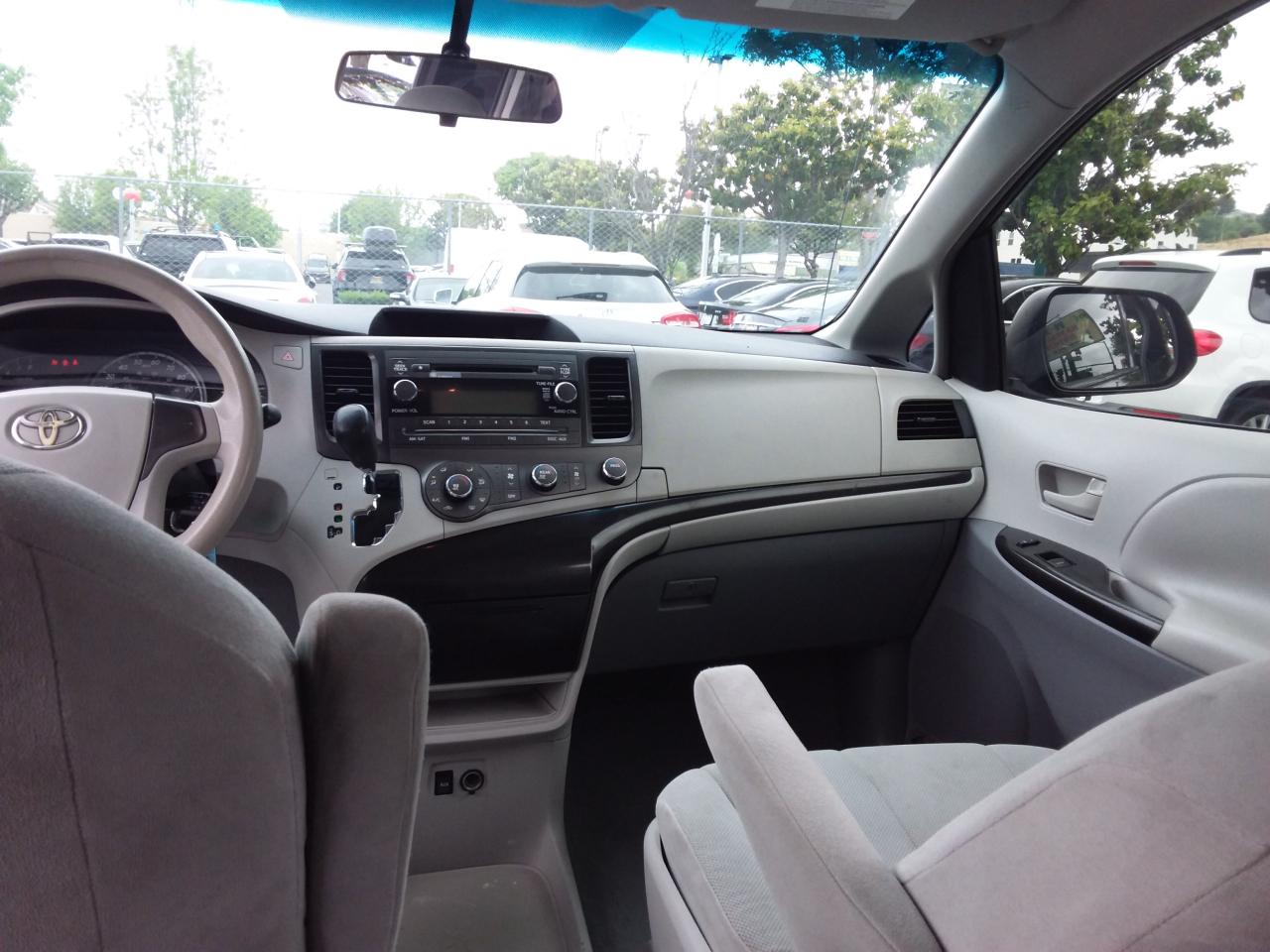 Toyota Sienna Base 2011