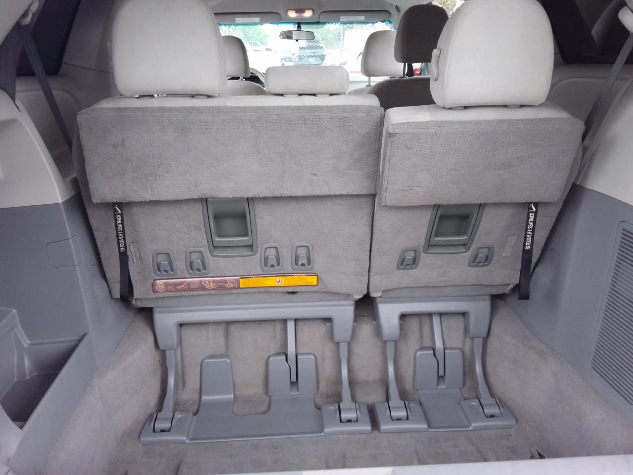 Toyota Sienna Base 2011