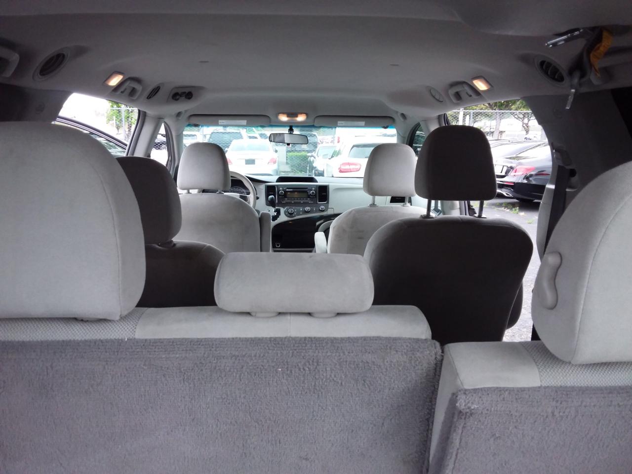 Toyota Sienna Base 2011