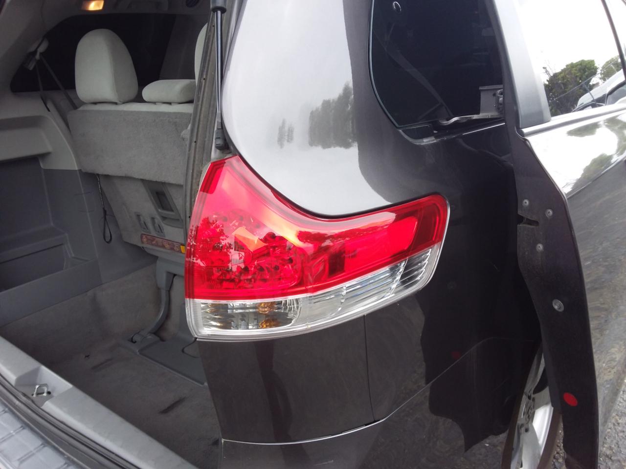 Toyota Sienna Base 2011