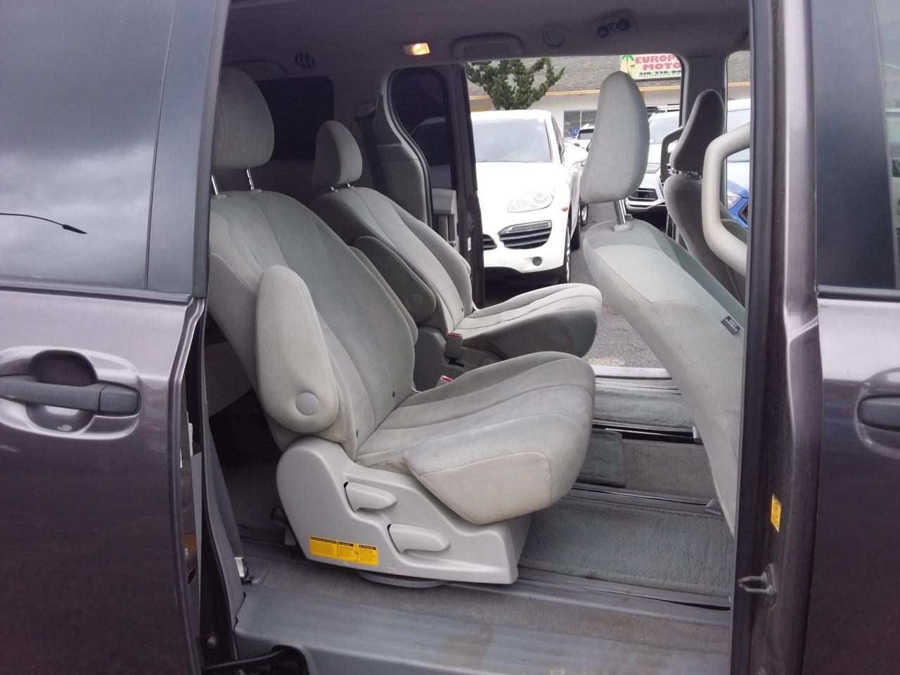 Toyota Sienna Base 2011