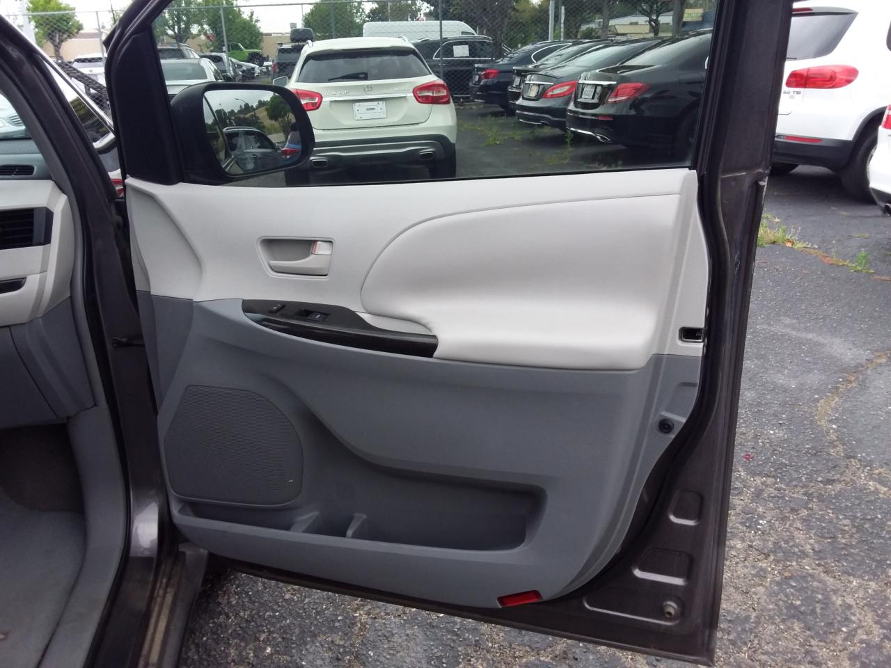 Toyota Sienna Base 2011