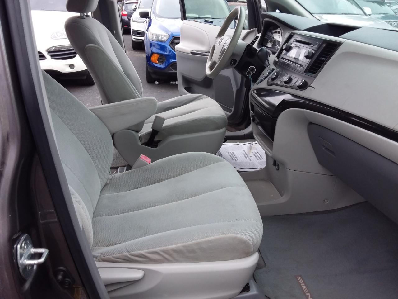 Toyota Sienna Base 2011