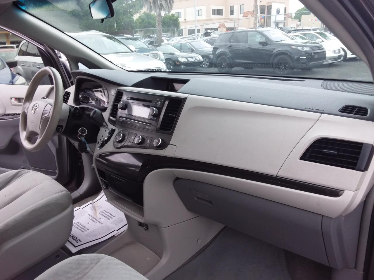 Toyota Sienna Base 2011