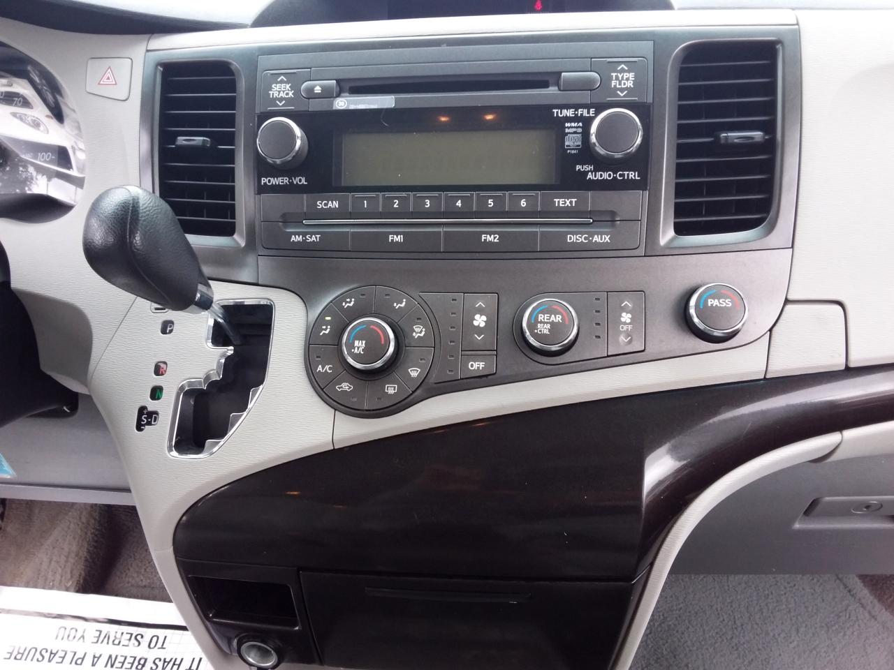 Toyota Sienna Base 2011