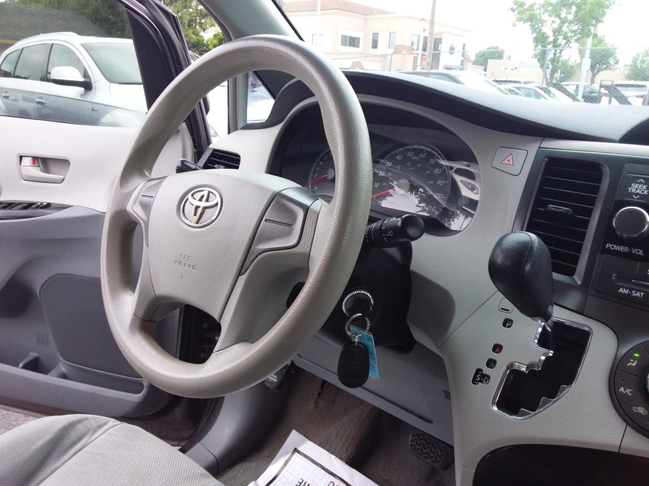Toyota Sienna Base 2011