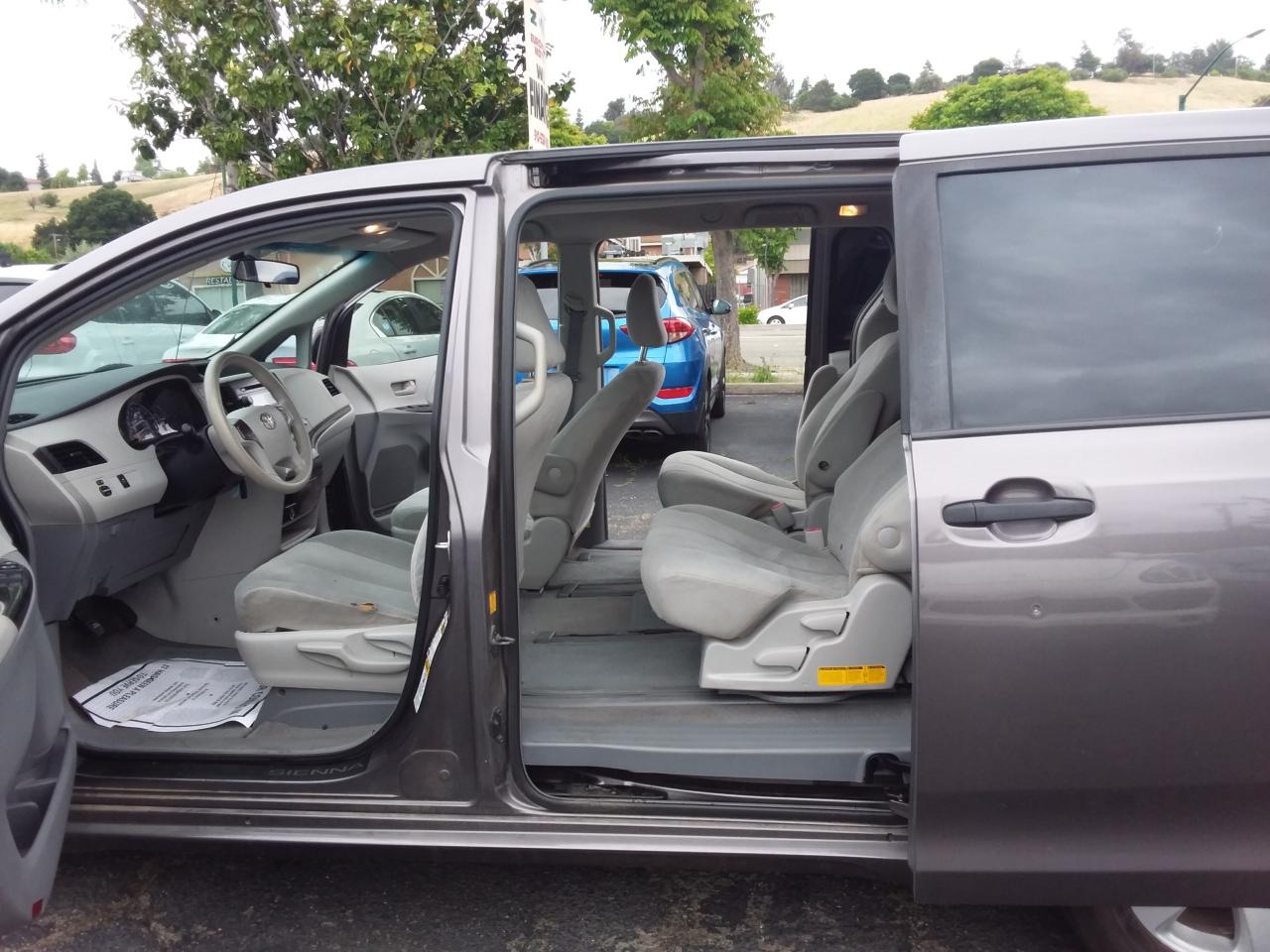 Toyota Sienna Base 2011