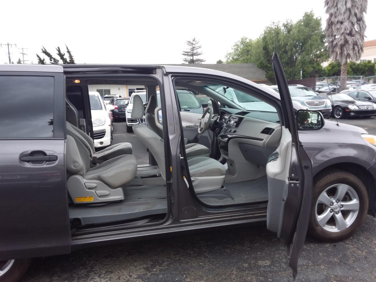 Toyota Sienna Base 2011