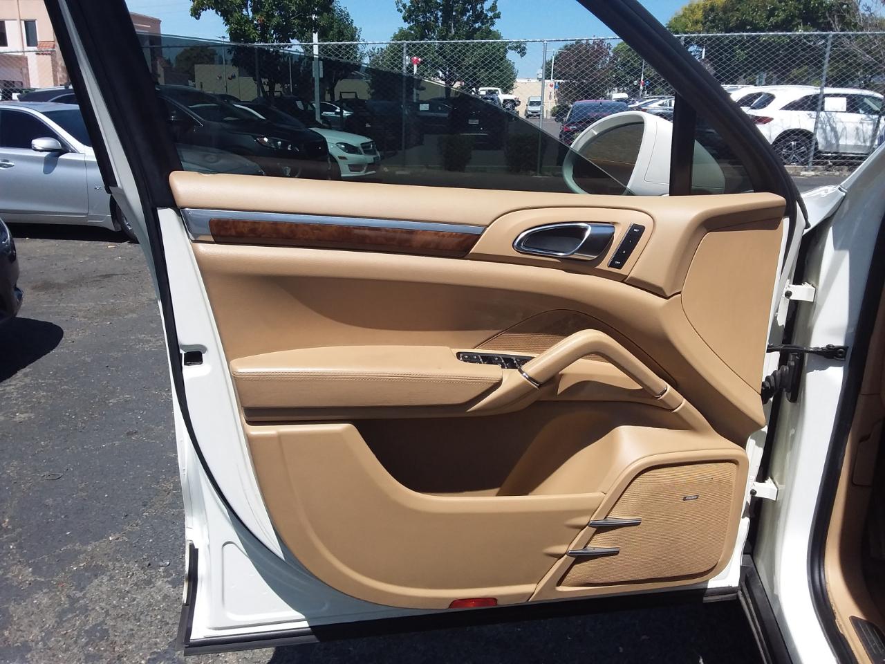 Porsche Cayenne Hybrid S 2011