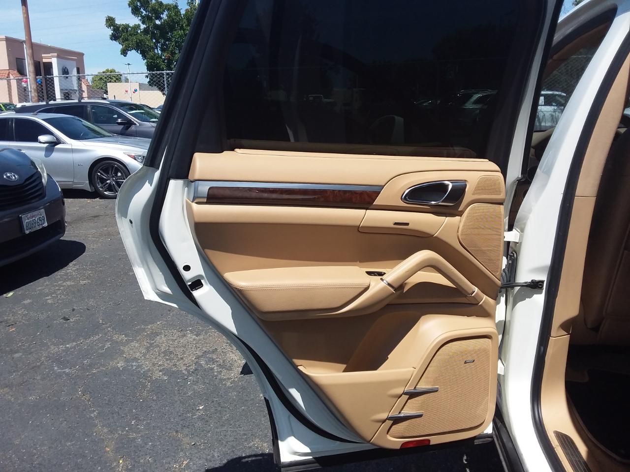 Porsche Cayenne Hybrid S 2011