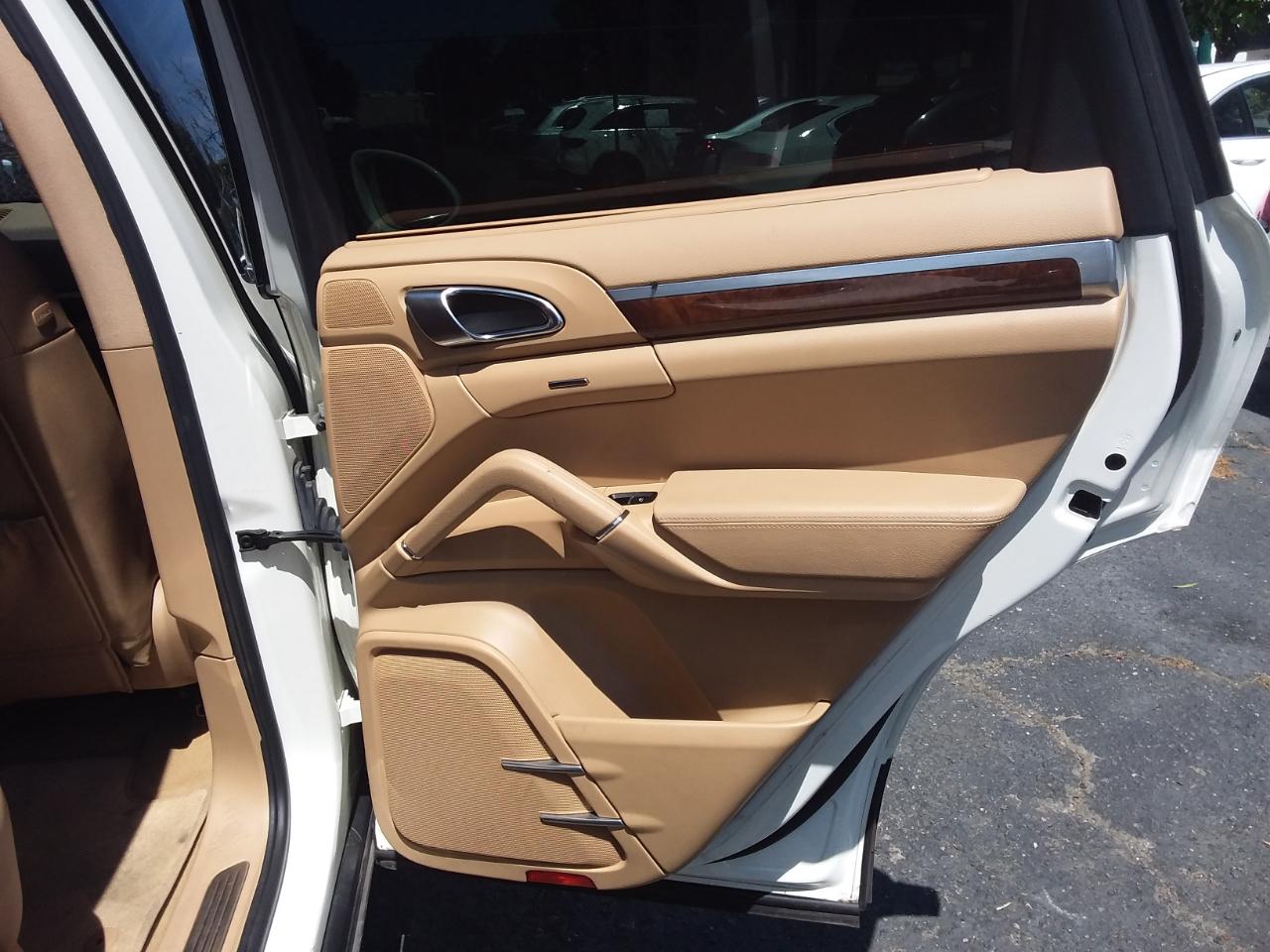 Porsche Cayenne Hybrid S 2011
