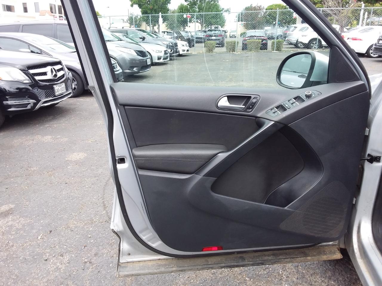 Volkswagen Tiguan S 2012