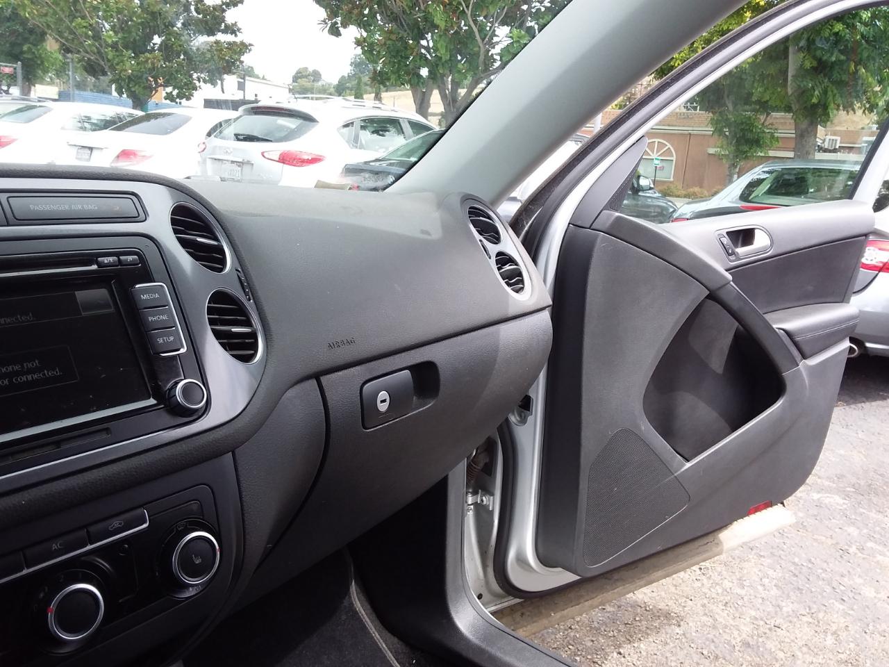 Volkswagen Tiguan S 2012