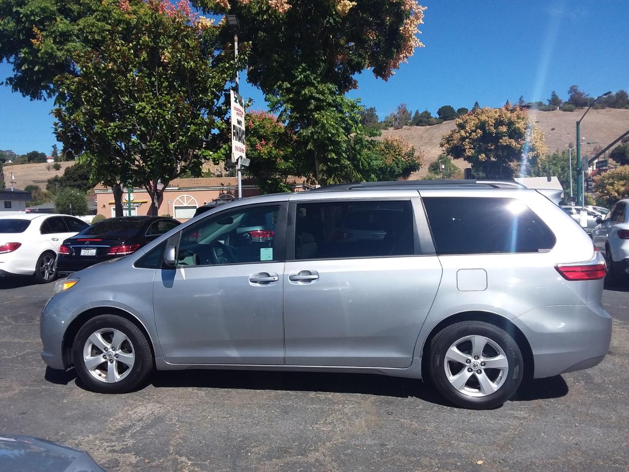 Toyota Sienna LE 8-Passenger 2017