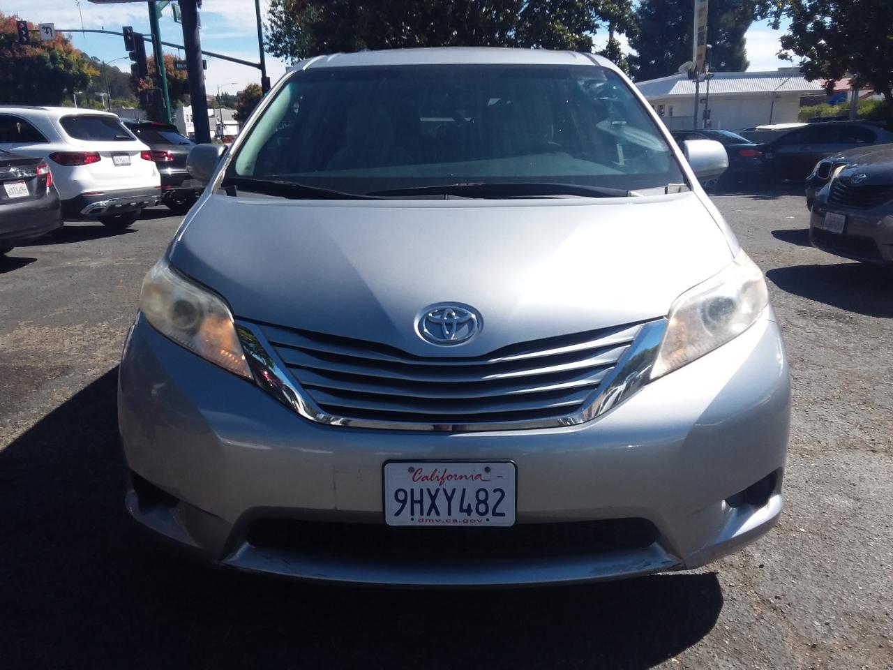 Toyota Sienna LE 8-Passenger 2017