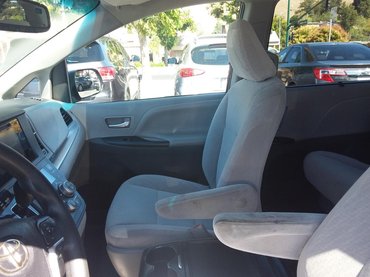 Toyota Sienna LE 8-Passenger 2017