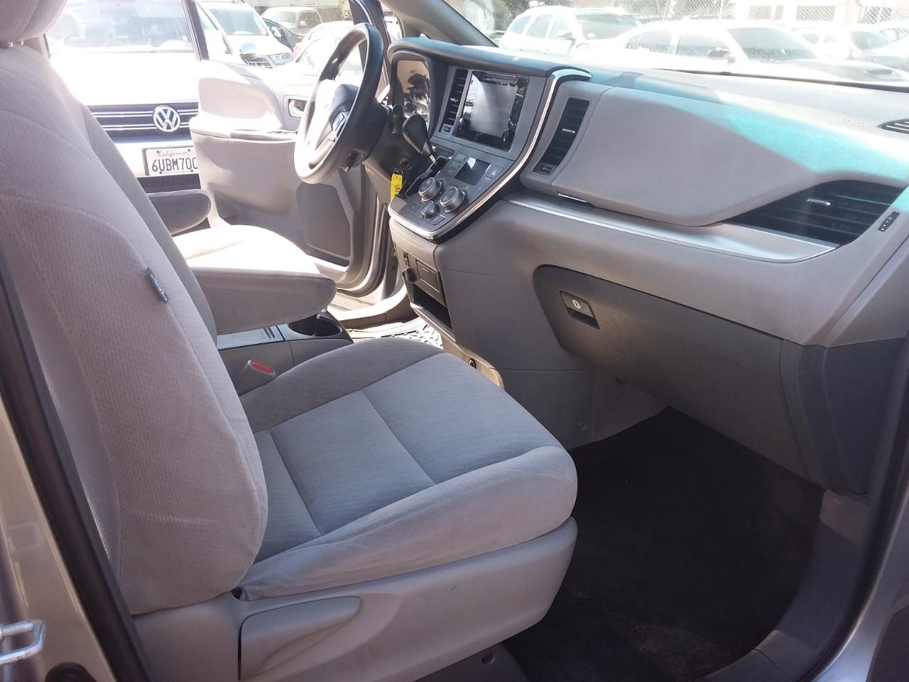 Toyota Sienna LE 8-Passenger 2017