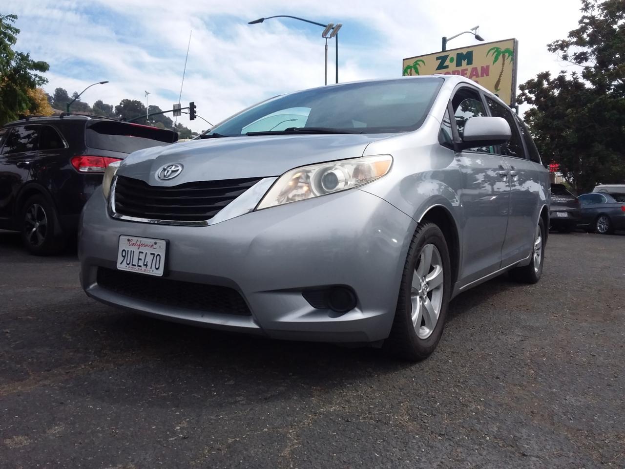 2013 Toyota Sienna LE FWD 8-Passenger V6