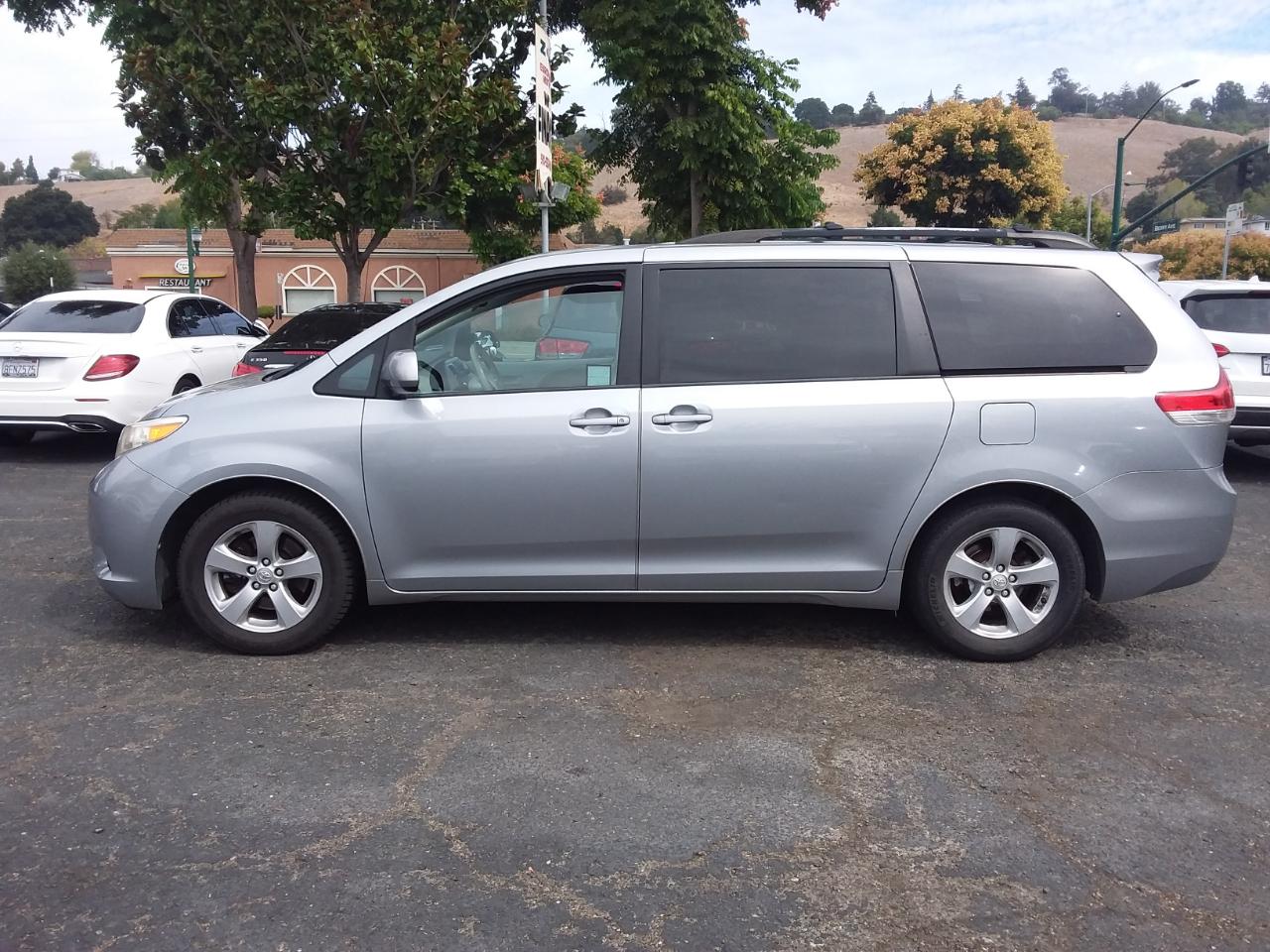 Toyota Sienna LE FWD 8-Passenger V6 2013