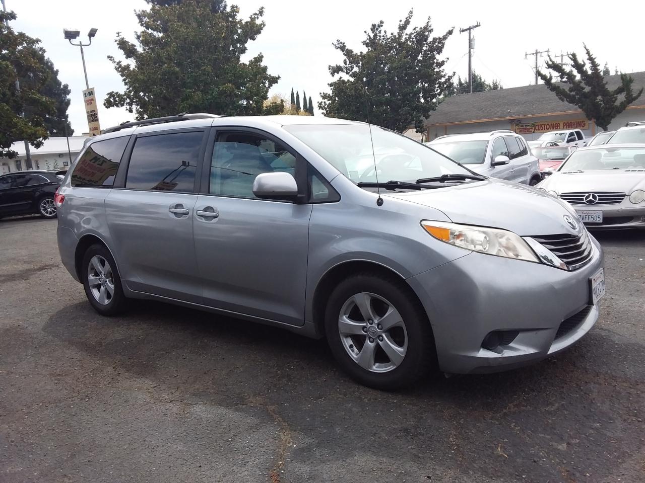 Toyota Sienna LE FWD 8-Passenger V6 2013