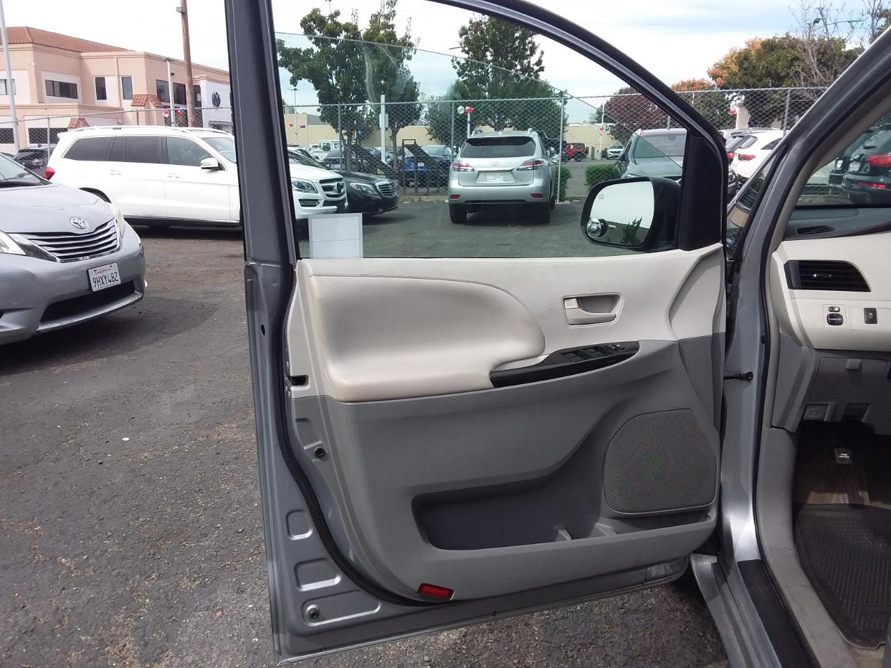 Toyota Sienna LE FWD 8-Passenger V6 2013