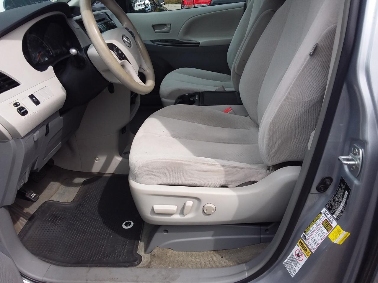Toyota Sienna LE FWD 8-Passenger V6 2013