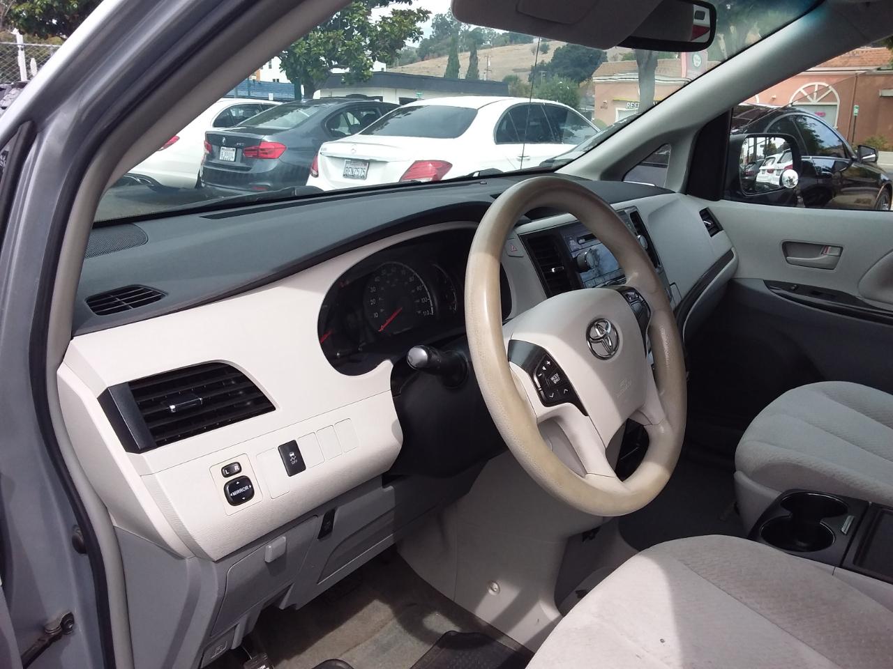 Toyota Sienna LE FWD 8-Passenger V6 2013