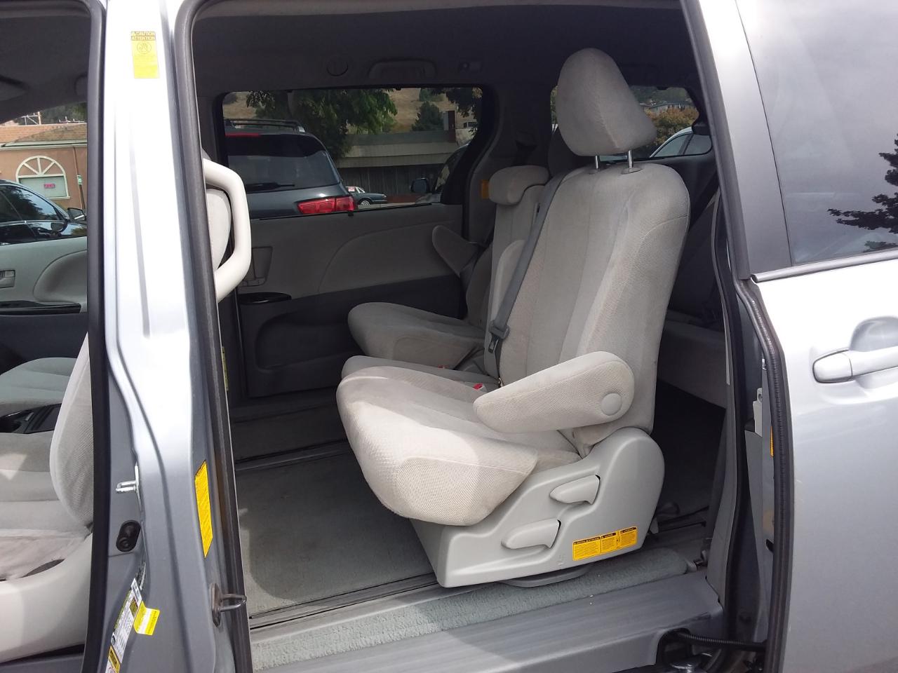 Toyota Sienna LE FWD 8-Passenger V6 2013