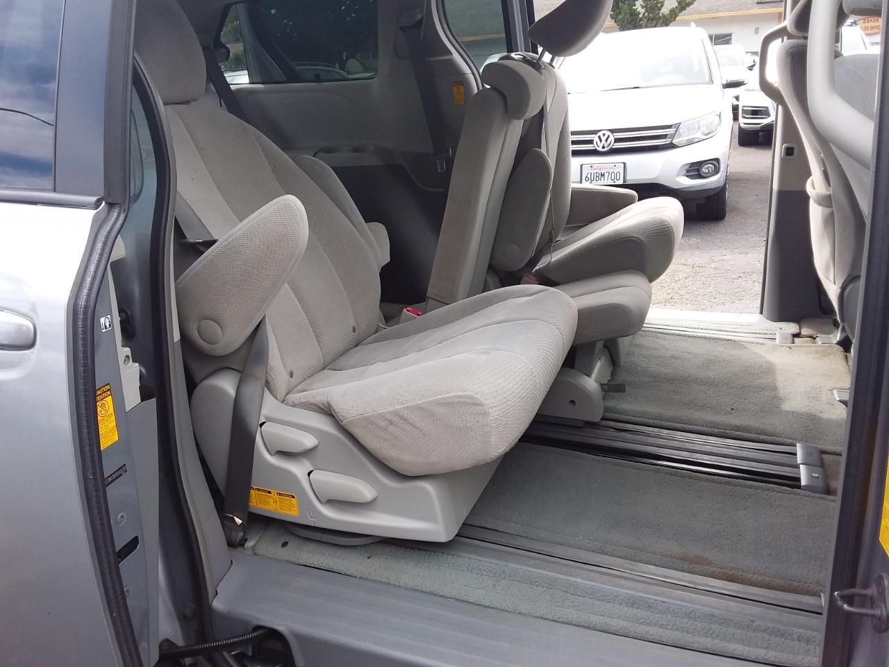 Toyota Sienna LE FWD 8-Passenger V6 2013
