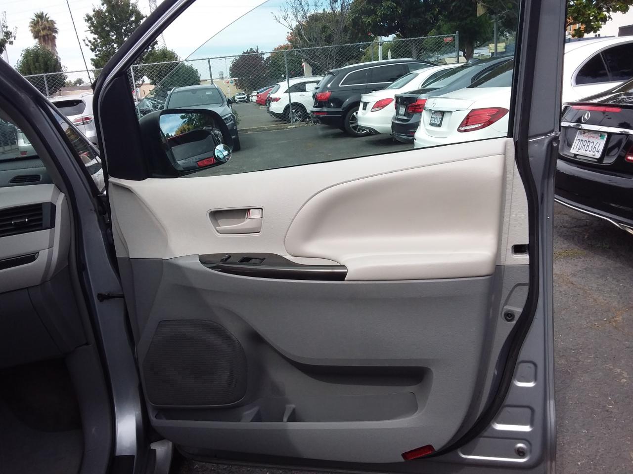 Toyota Sienna LE FWD 8-Passenger V6 2013