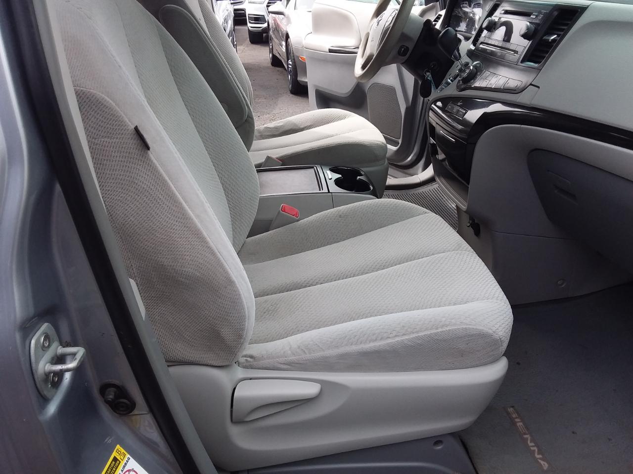 Toyota Sienna LE FWD 8-Passenger V6 2013