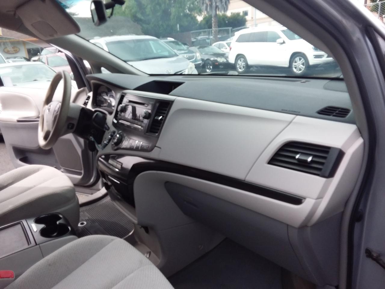 Toyota Sienna LE FWD 8-Passenger V6 2013