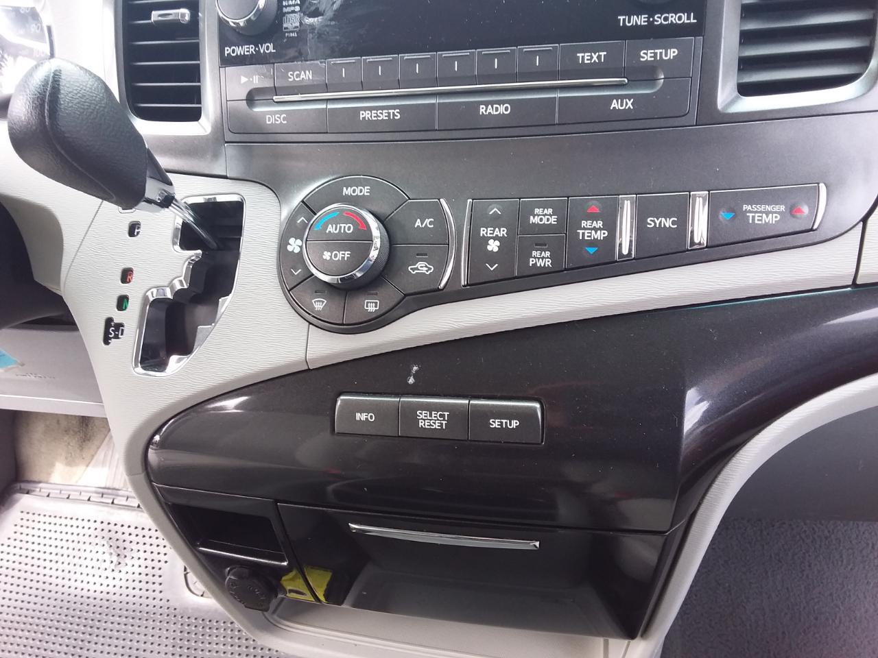 Toyota Sienna LE FWD 8-Passenger V6 2013