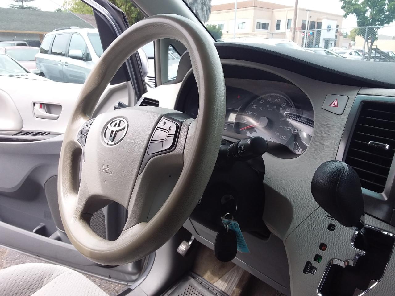 Toyota Sienna LE FWD 8-Passenger V6 2013