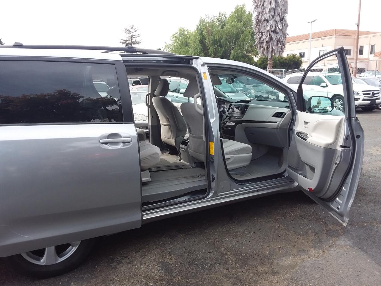 Toyota Sienna LE FWD 8-Passenger V6 2013