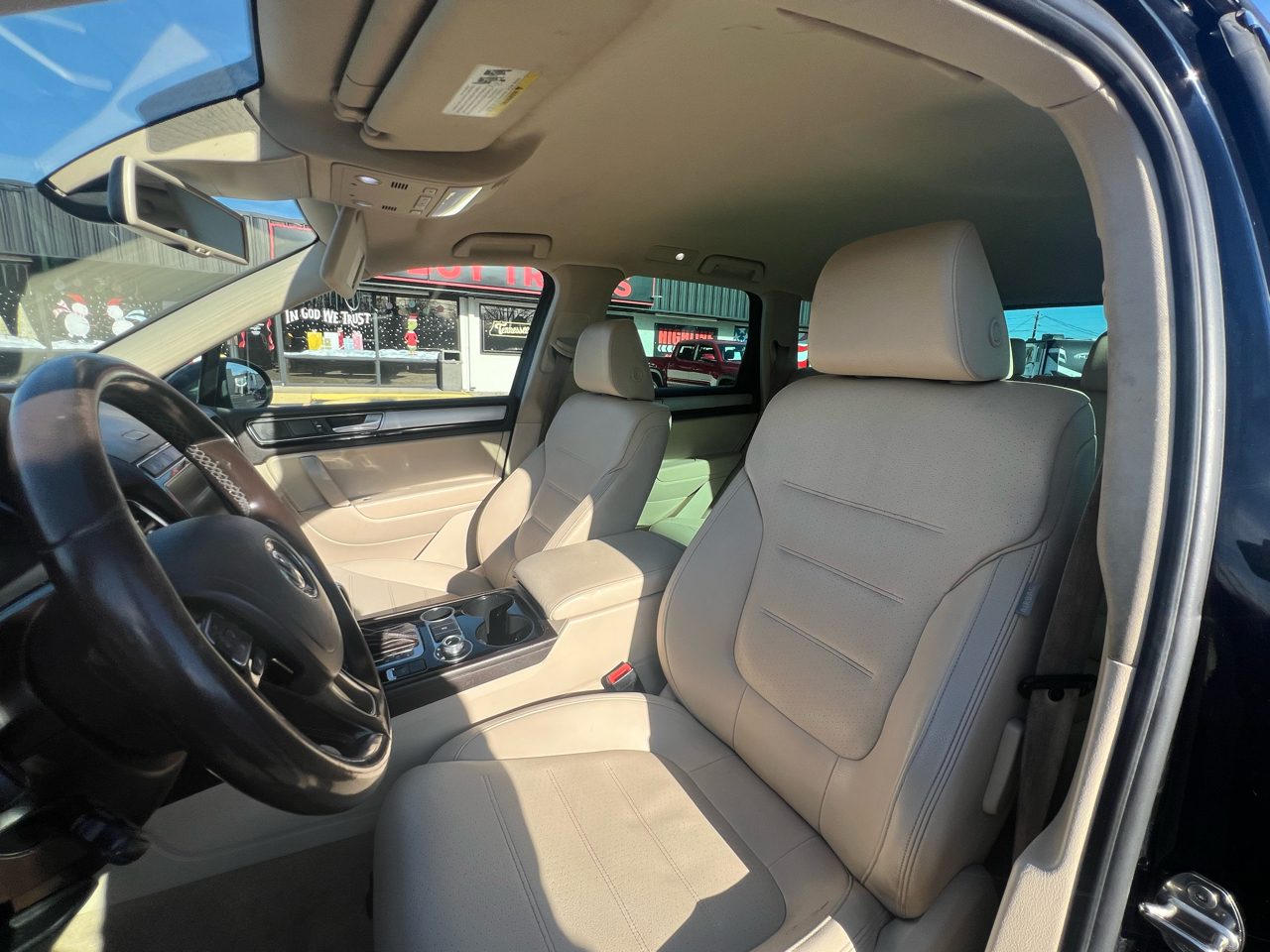 Volkswagen Touareg 4dr V6 Sport w/Technology 2016