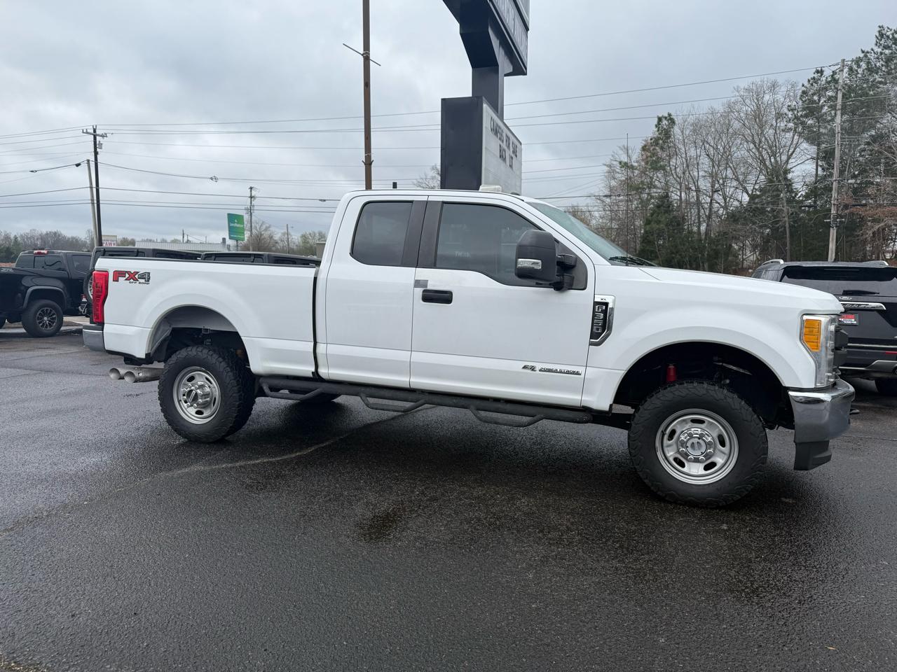 Ford Super Duty F-350 SRW Lariat 4WD SuperCab 8' Box 2017
