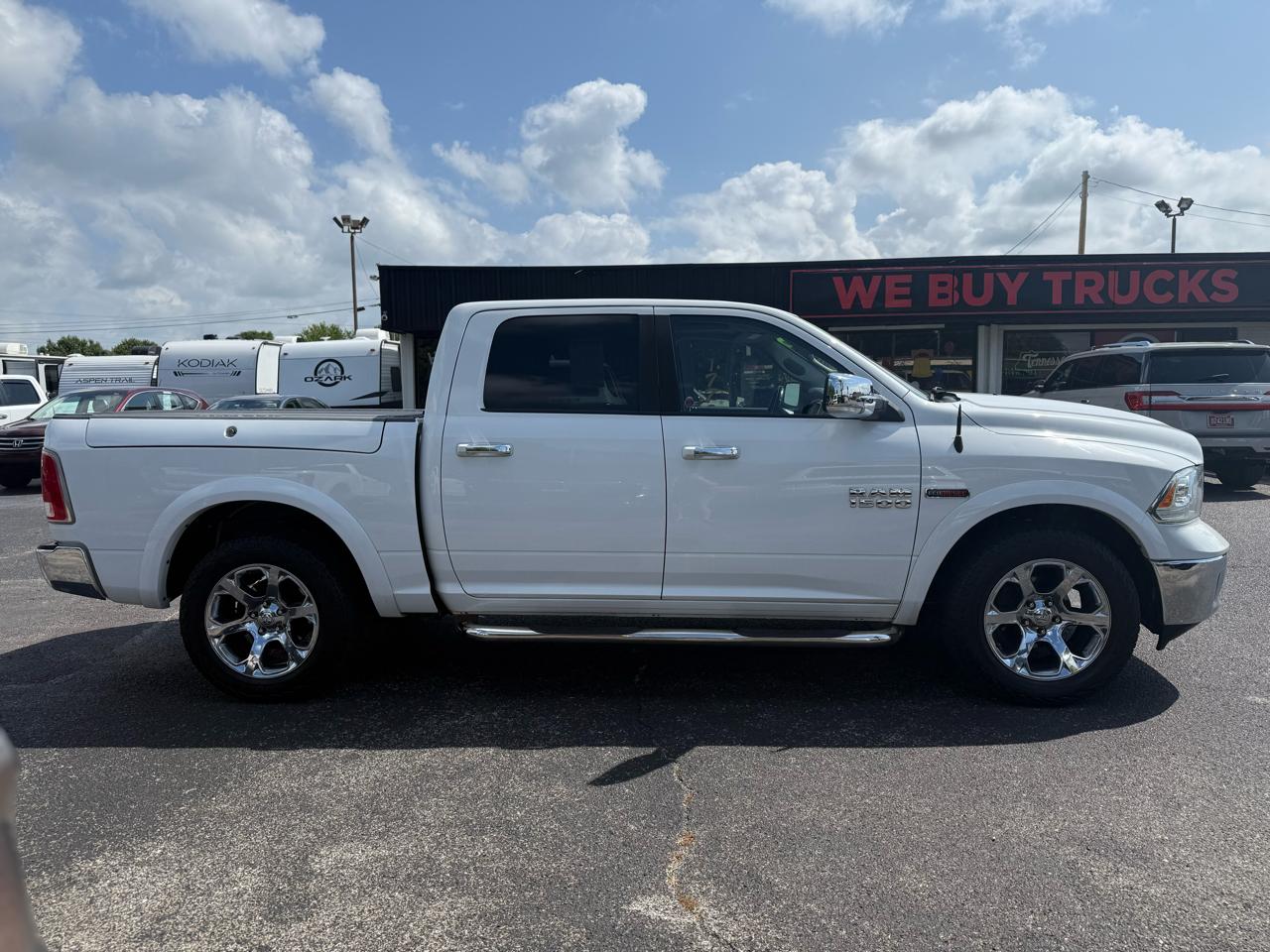 RAM 1500 4WD Crew Cab 140.5" Laramie 2015