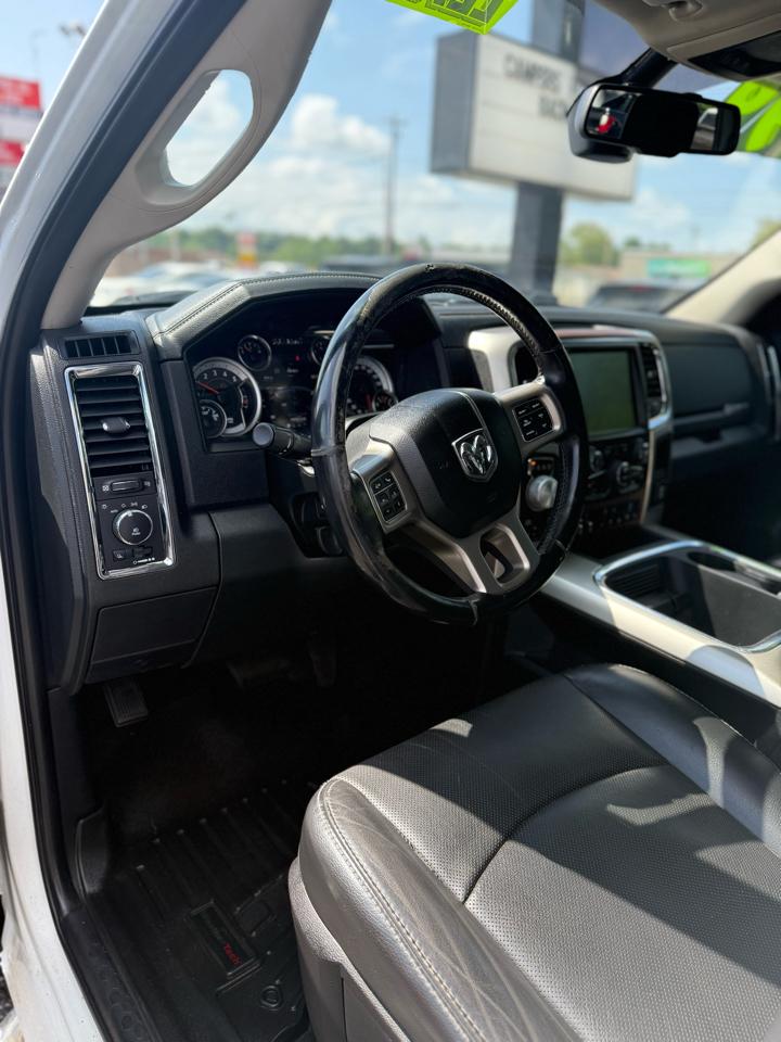 RAM 1500 4WD Crew Cab 140.5" Laramie 2015