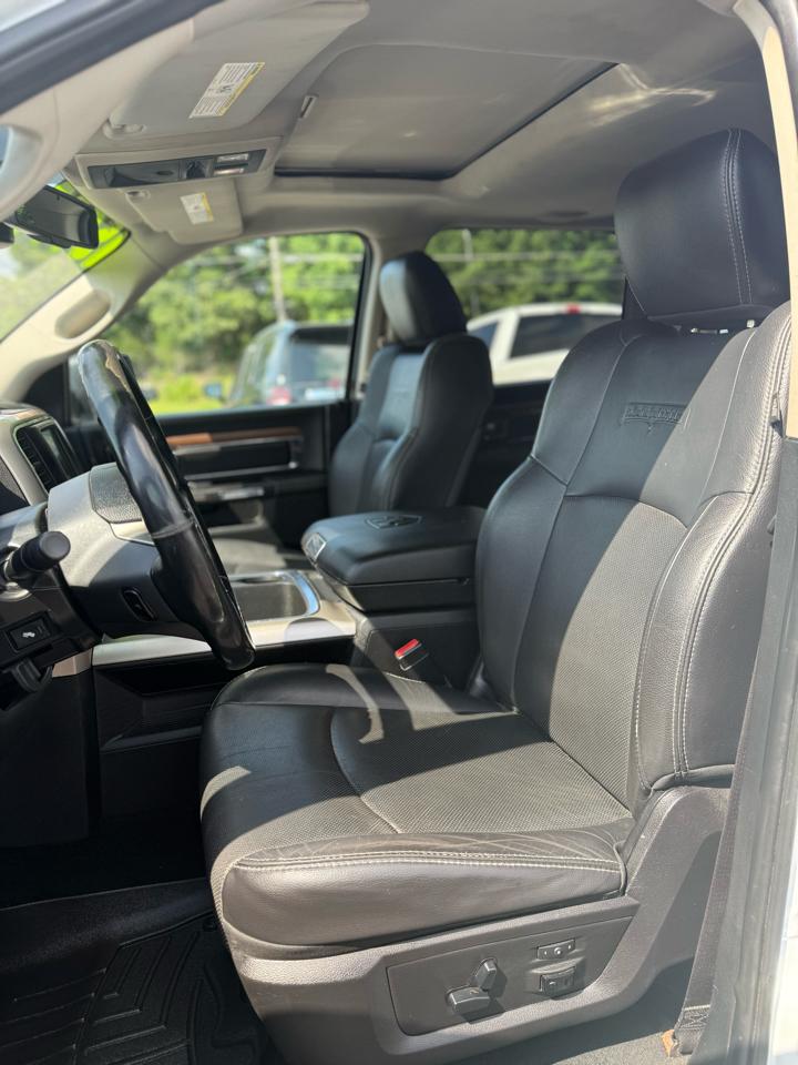 RAM 1500 4WD Crew Cab 140.5" Laramie 2015
