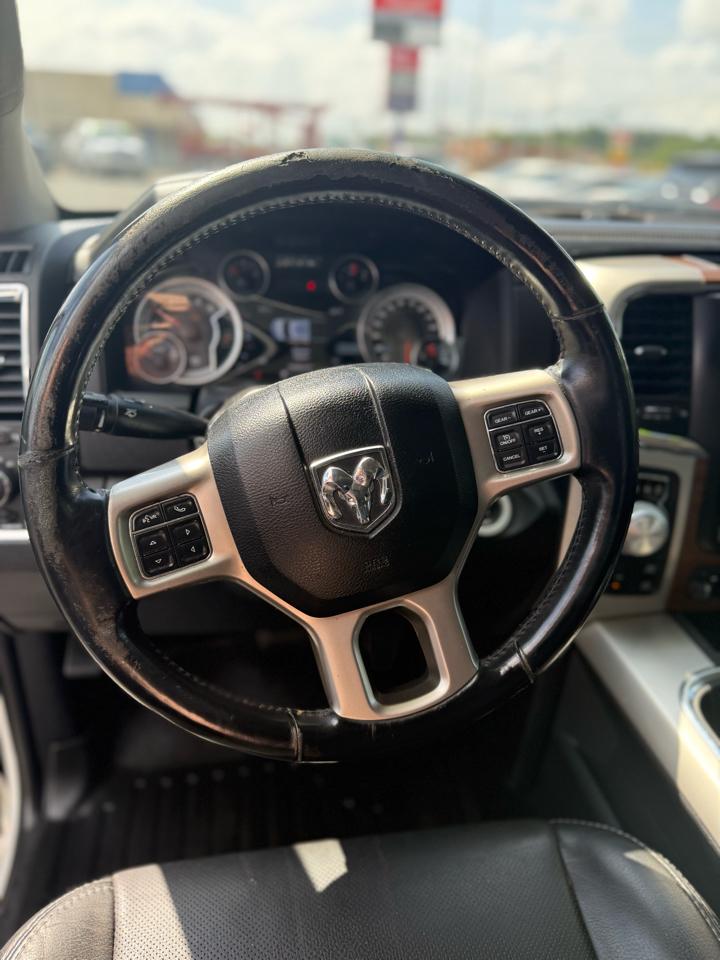RAM 1500 4WD Crew Cab 140.5" Laramie 2015