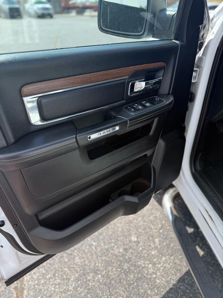 RAM 1500 4WD Crew Cab 140.5" Laramie 2015