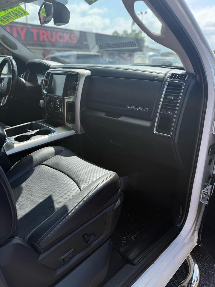 RAM 1500 4WD Crew Cab 140.5" Laramie 2015