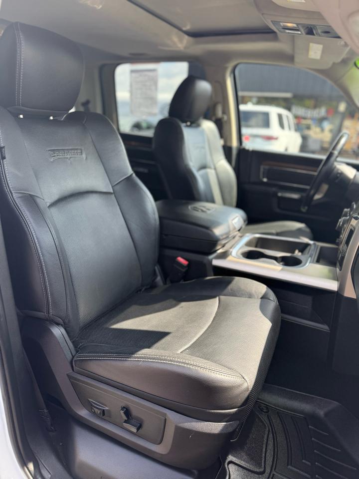 RAM 1500 4WD Crew Cab 140.5" Laramie 2015