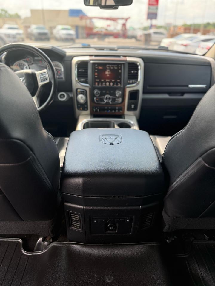 RAM 1500 4WD Crew Cab 140.5" Laramie 2015