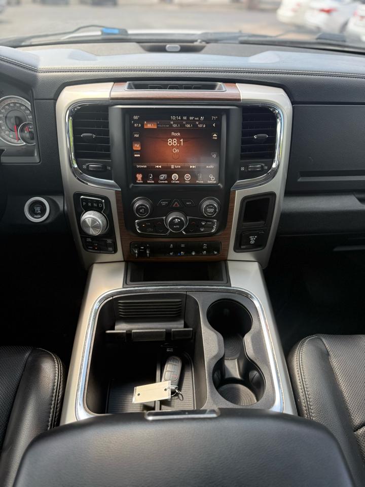 RAM 1500 4WD Crew Cab 140.5" Laramie 2015