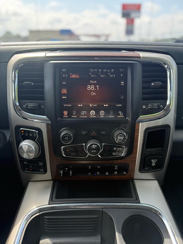 RAM 1500 4WD Crew Cab 140.5" Laramie 2015