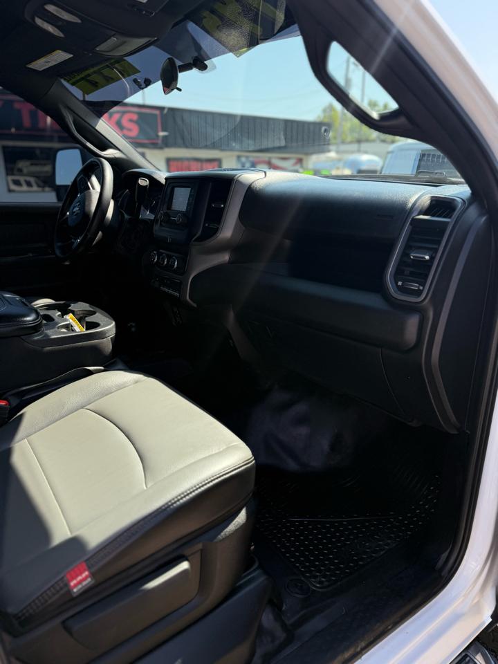 RAM 3500 Tradesman 4x4 Crew Cab 8' Box 2023