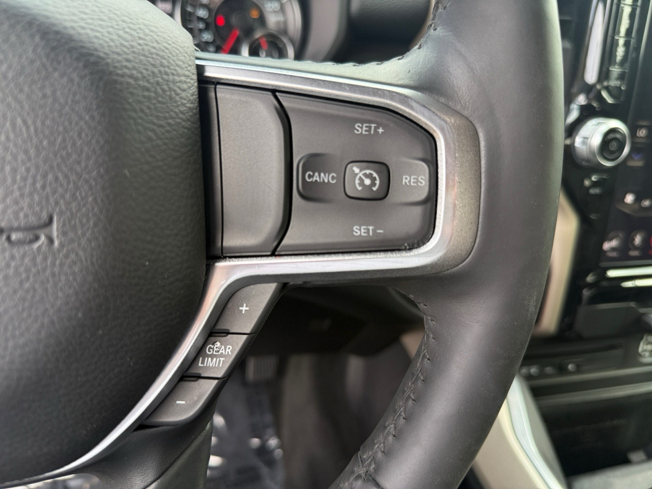 RAM 1500 Laramie Crew Cab SWB 4WD 2019